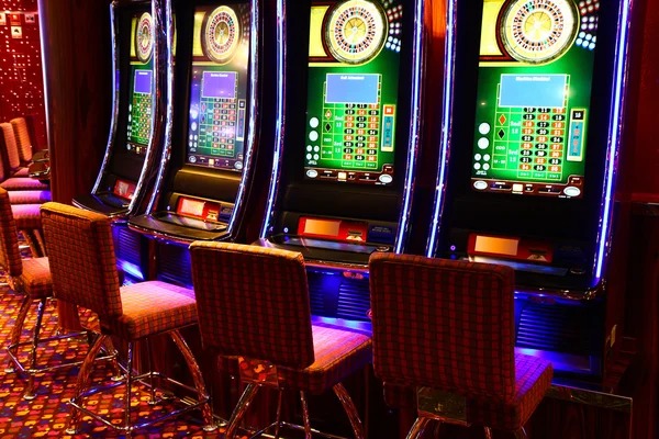Mobile interface showing Kode Alam betting controls and live dealer chat on jos777 slot